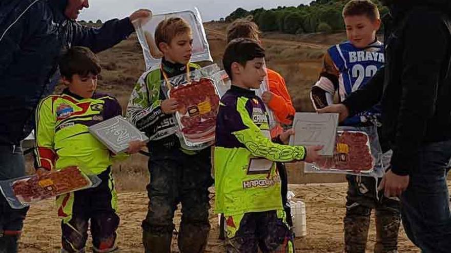 Carrera, el primero por la izquierda, recibiendo los premios.