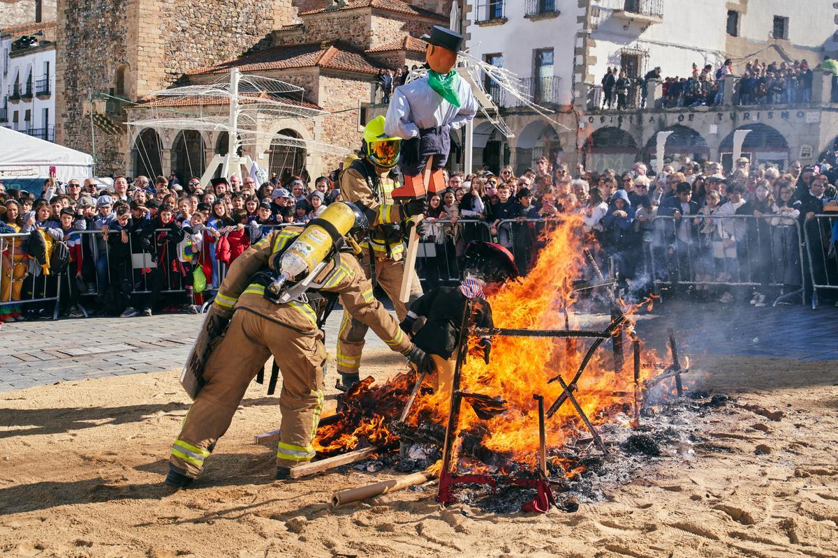 Los bomberos vigilan la quema del Pelele este año para que la hoguera sea controlada ante la atenta mirada de los cacereños.