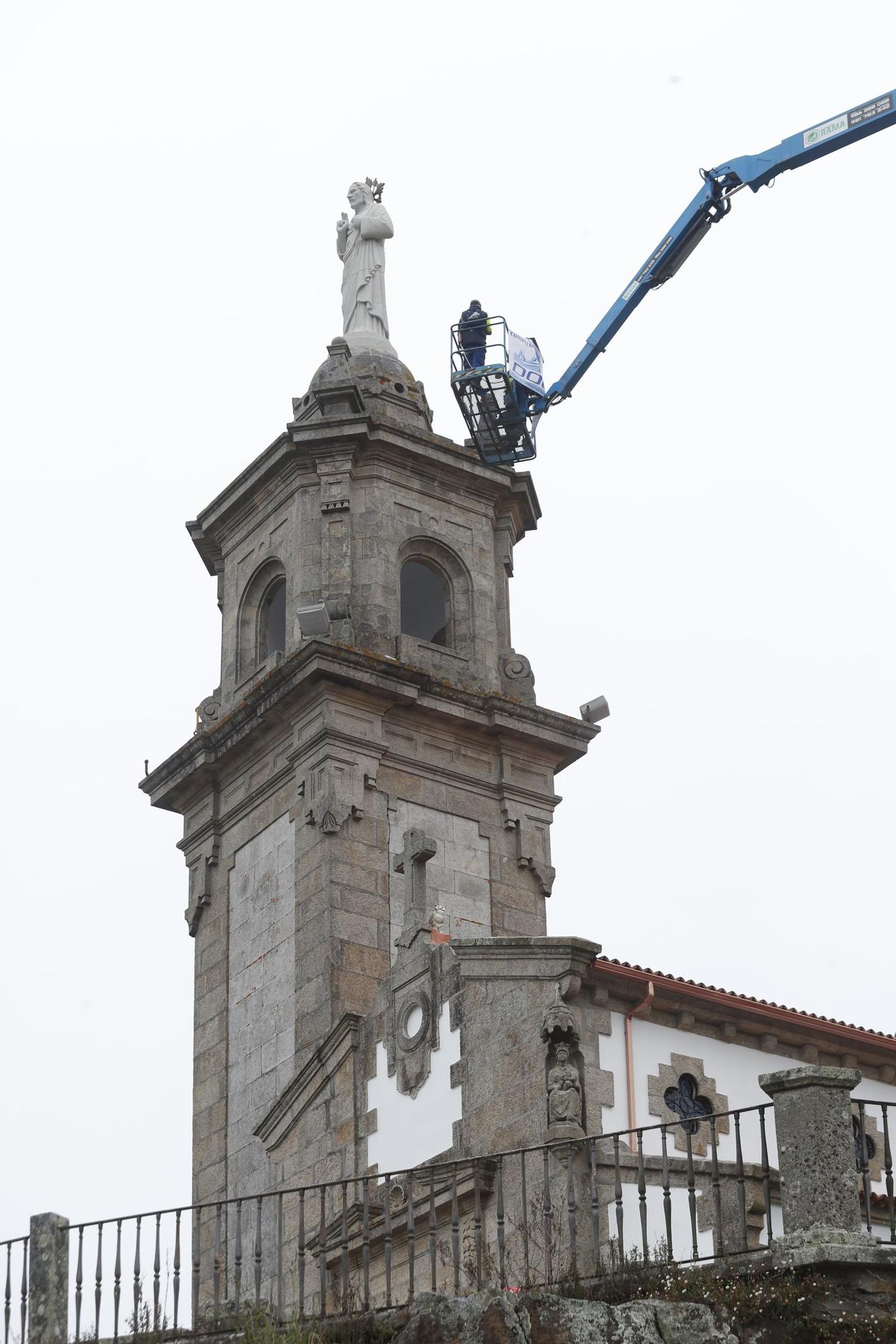 Así fue la instalación del Cristo en A Guía