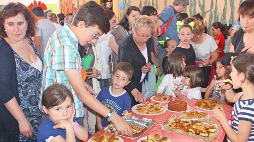 Un aspecto de la fiesta celebrada ayer en el colegio O Carballal de Marín, donde se degustaron platos de varios países.