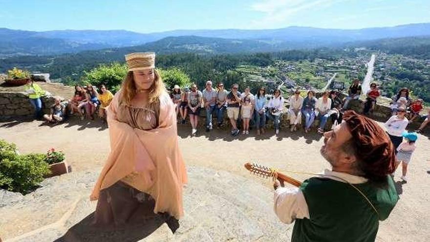 Primera visita teatralizada, ayer, en el castillo de Sobroso. // A. H.