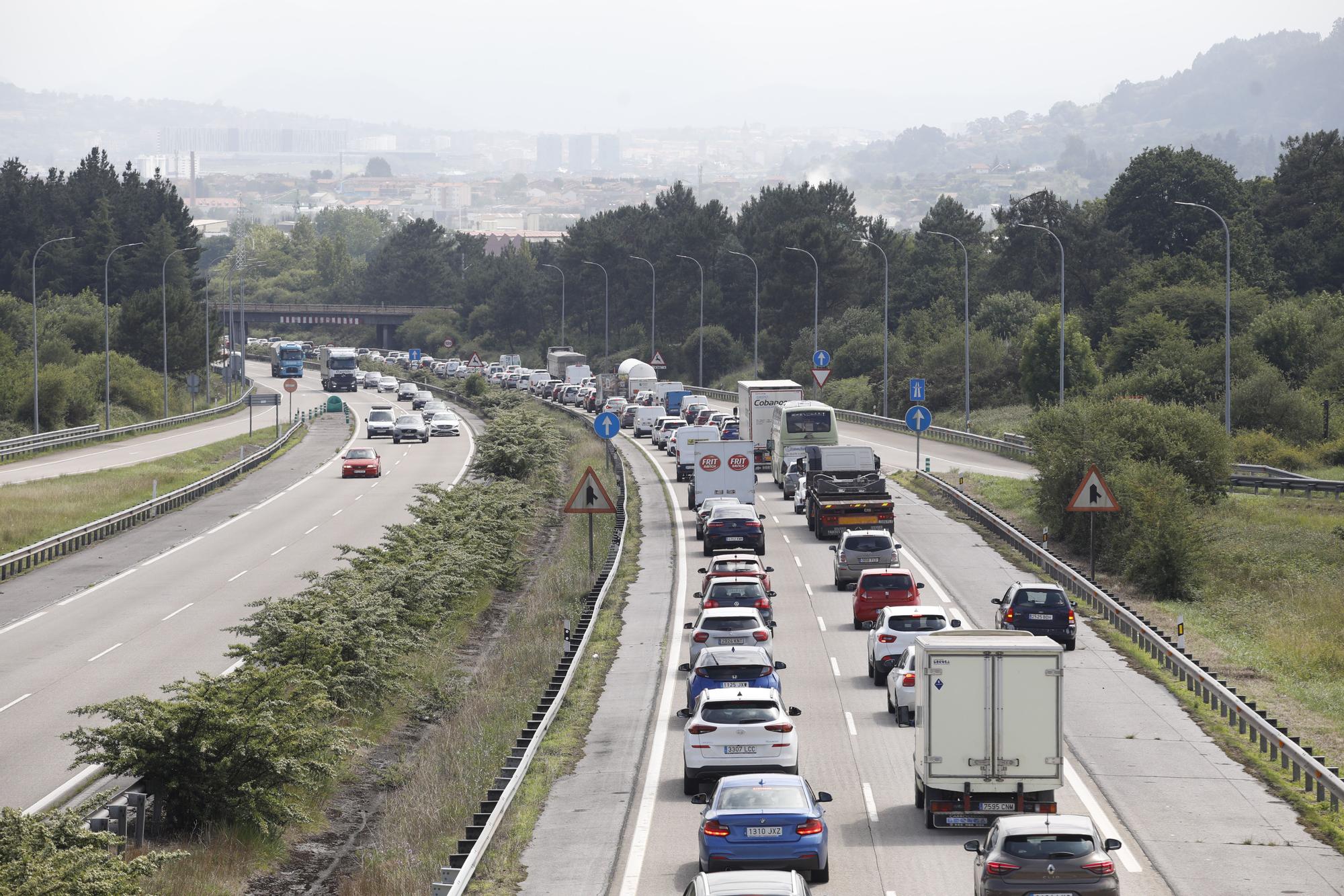 La autopista "Y", de nuevo convertida en una ratonera con un monumental atasco