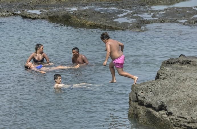 06/08/2017 LAS PALMAS DE GRAN CANARIA.  Calima , calor y un baño refrescante en las piscinas de  La Laja.  FOTO: J.PÉREZ CURBELO