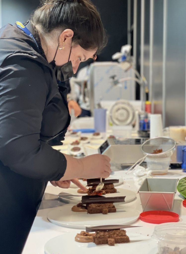 Mariana Rey Tur, montando su postre durante el concurso.