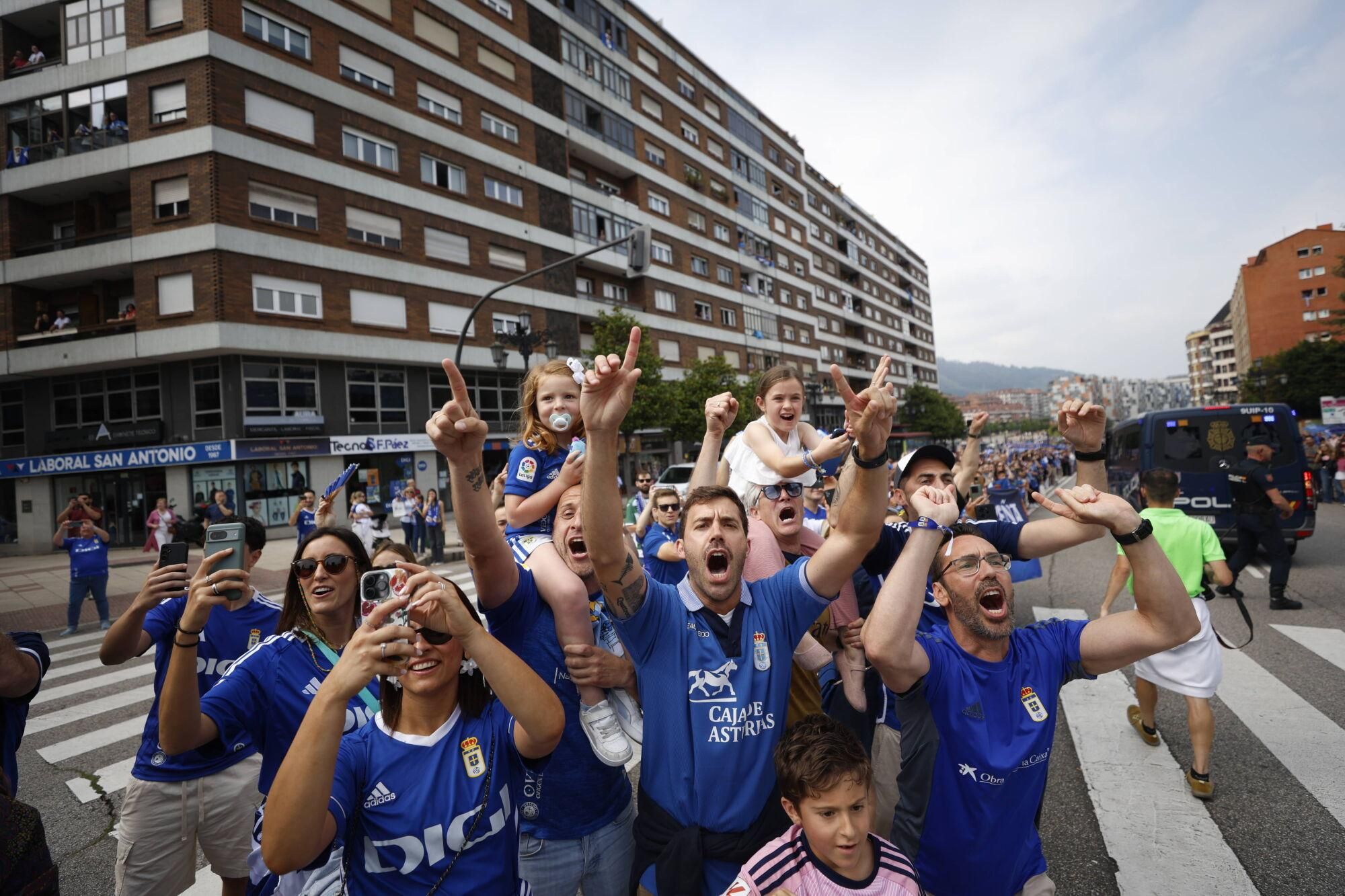 Locura azul en las calles de Oviedo para celebrar el ascenso del equipo a Primera División