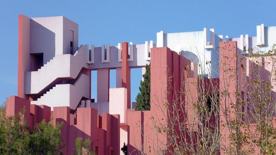 La Muralla Roja, una de las icónicas creaciones de Ricado Bofill en la Comunitat Valenciana, se ubica en Calp.