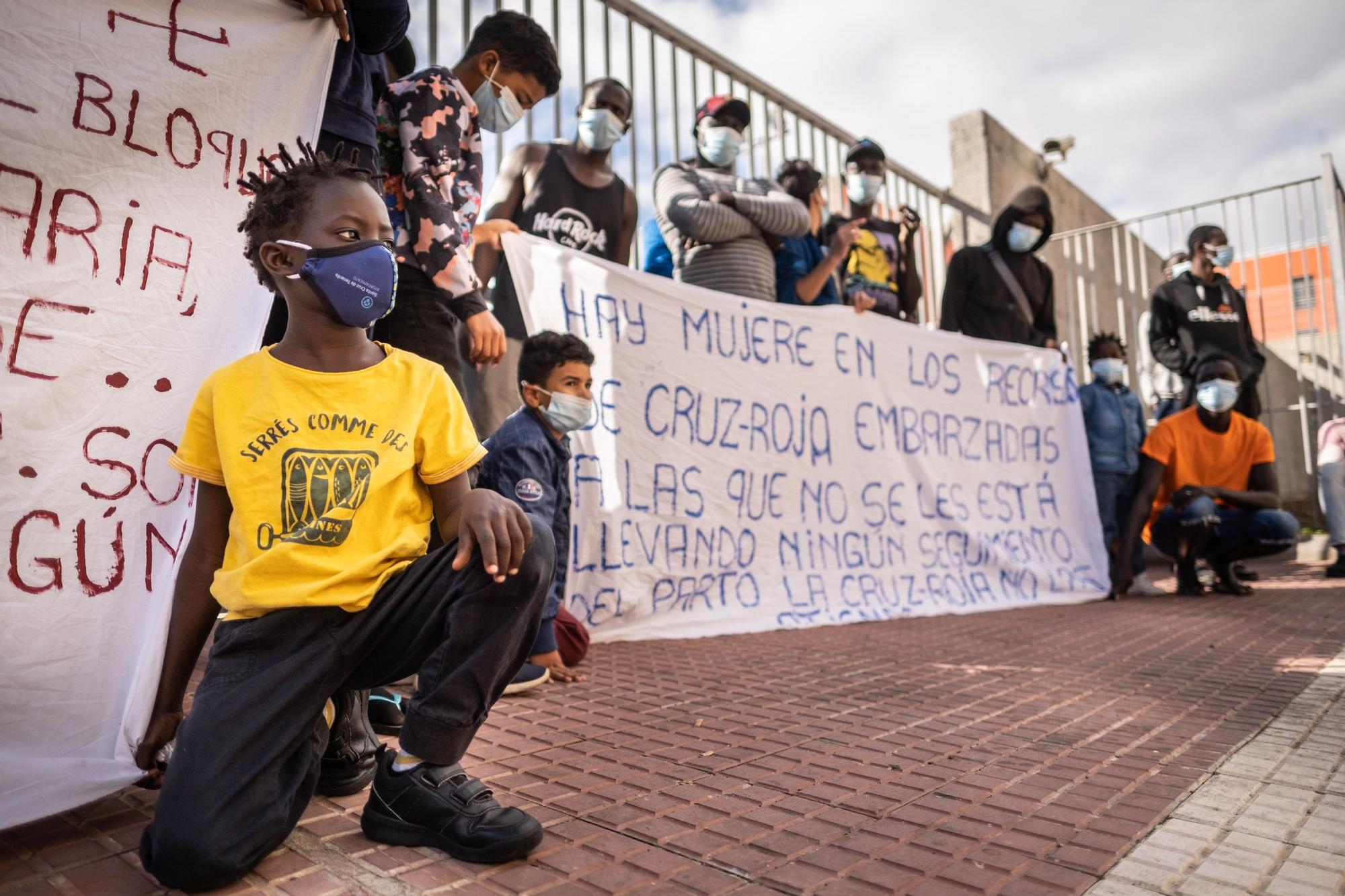 Concentración de migrantes ante la antigua prisión Tenerife I.