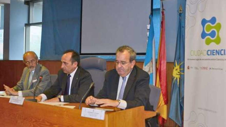 Eduardo Pardo, José Enrique Sotelo y José Manuel Escoba,r en la rueda de prensa de ayer.  // G. Núñez