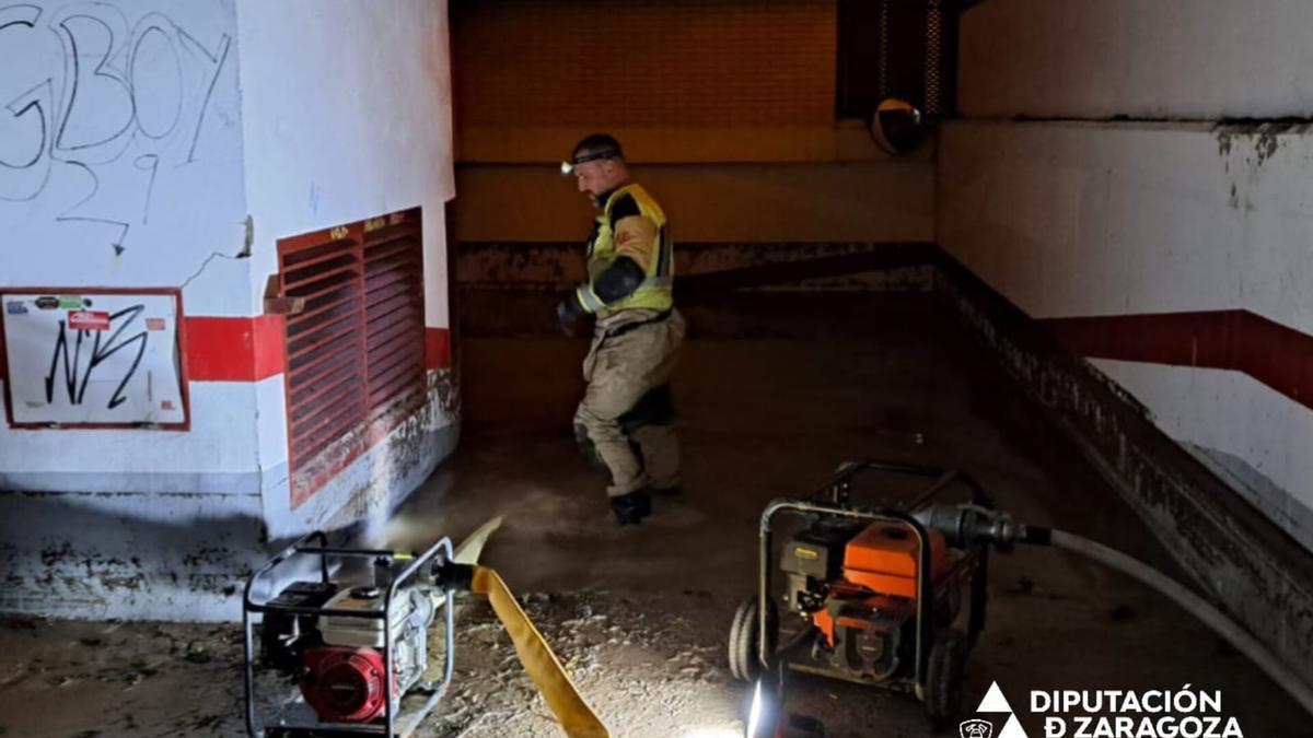 Los bomberos de la DPZ trabajan en un garaje inundado en Cuarte de Huerva