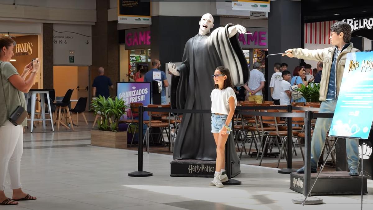 El Centro Comercial Ruta de la Plata acoge una gran exposición de Harry Potter que encanta a los niños.