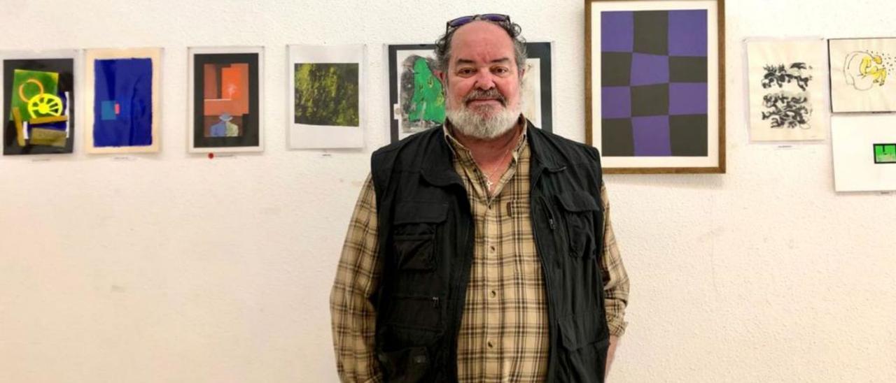 El artista Manuel Fragoso posa junto a sus obras en la exposición de la Sala Abanca de A Estrada.