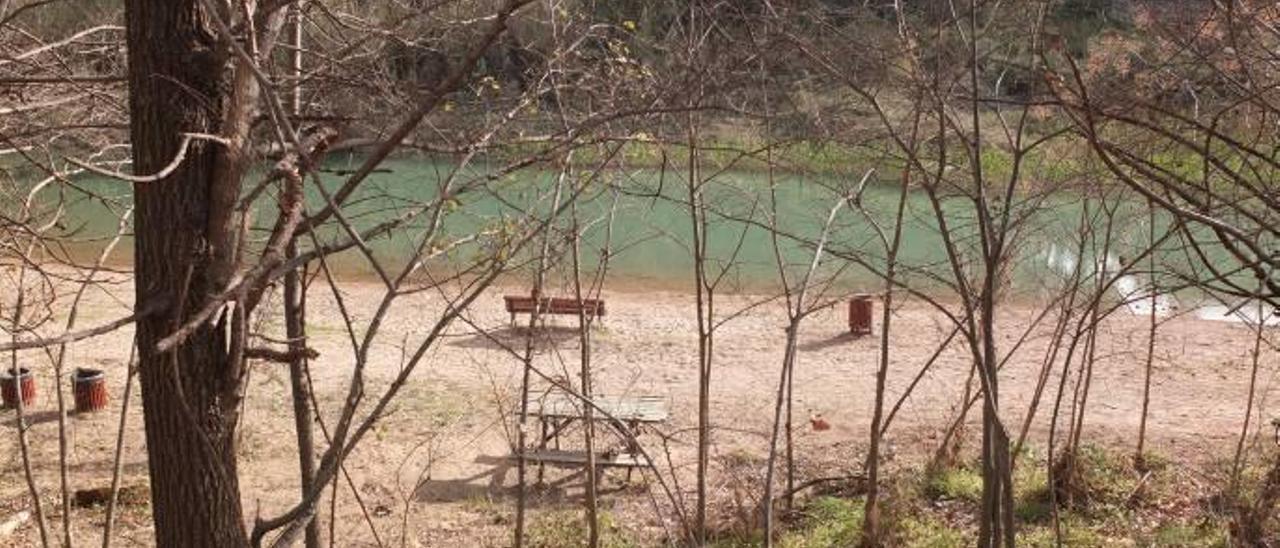 algunas de las imágenes del paraje natural del Termet que transporta al lector de la novela.El passeig Botànic de Calduch es otro de los puntos de la historia.La fuente El Pastoret, muy popular entre los vila-realenses. La ruta es apta para todas las edades e invita a disfrutar de la naturaleza f m. mira