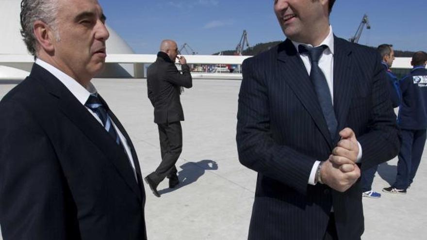 José Luis Rodríguez y Luis Cousillas, en la plaza del Niemeyer.