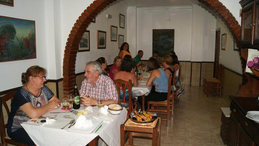 Fotofrafías históricas de Águilas y pinturas del fondo marino decoran el pequeño comedor