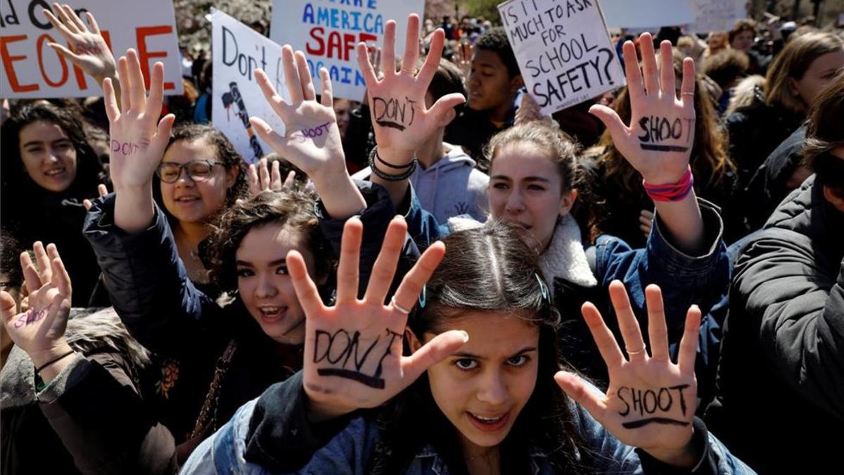 Estudiantes protestan contra las armas en Washington.