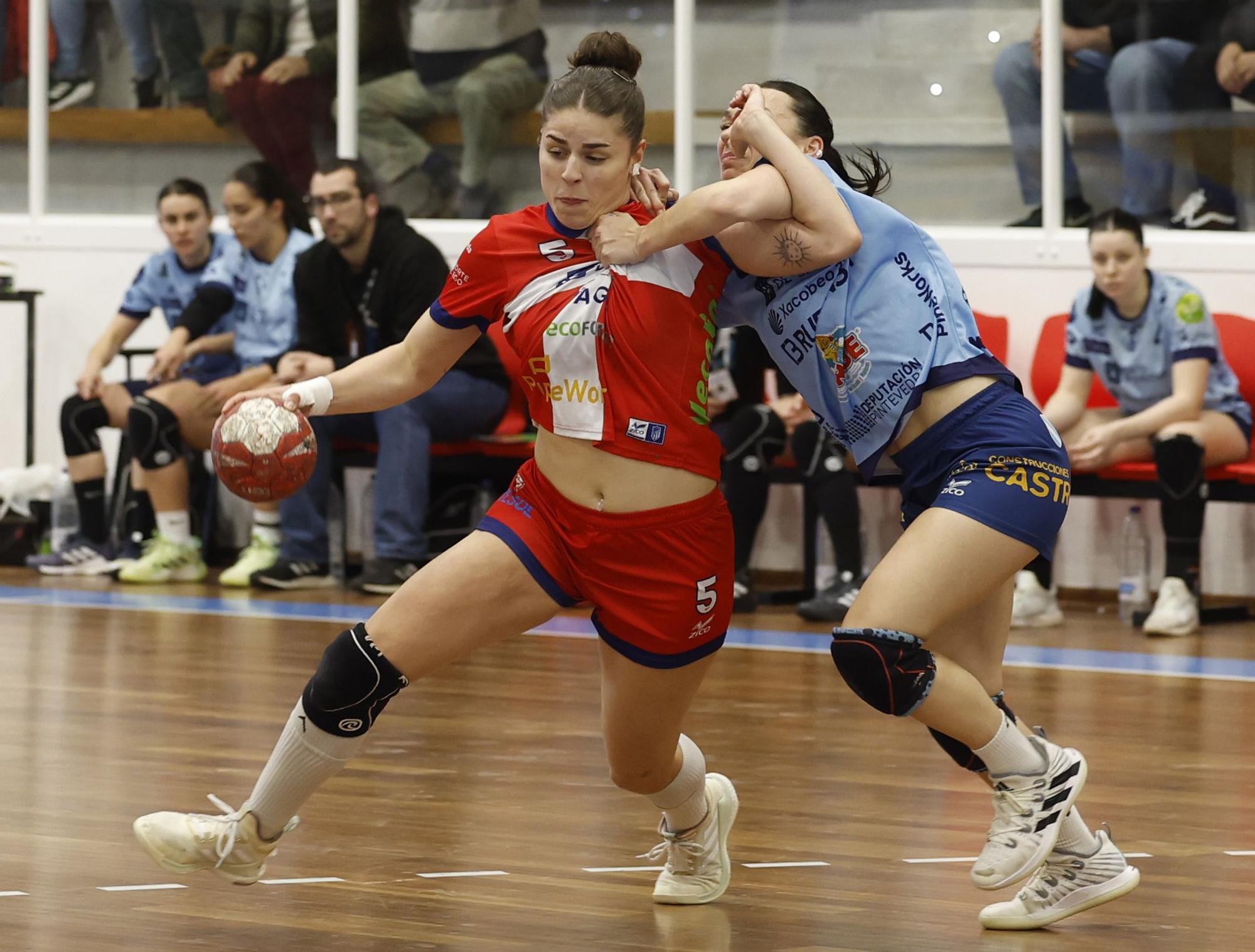 Sandra Marques es sujetada durante el partido ante el Porriño. 15 marzo 2023. Guardés-Porriño