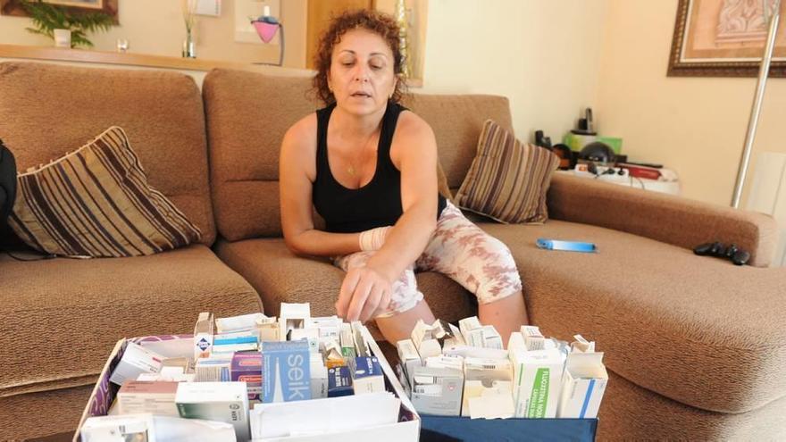 Rosa María Oliva muestra las cajas de los fármacos que toma a LA OPINIÓN en su casa.