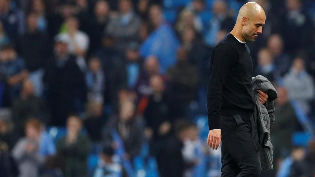 Guardiola abandona abatido el campo tras ser eliminado por el Tottenham.