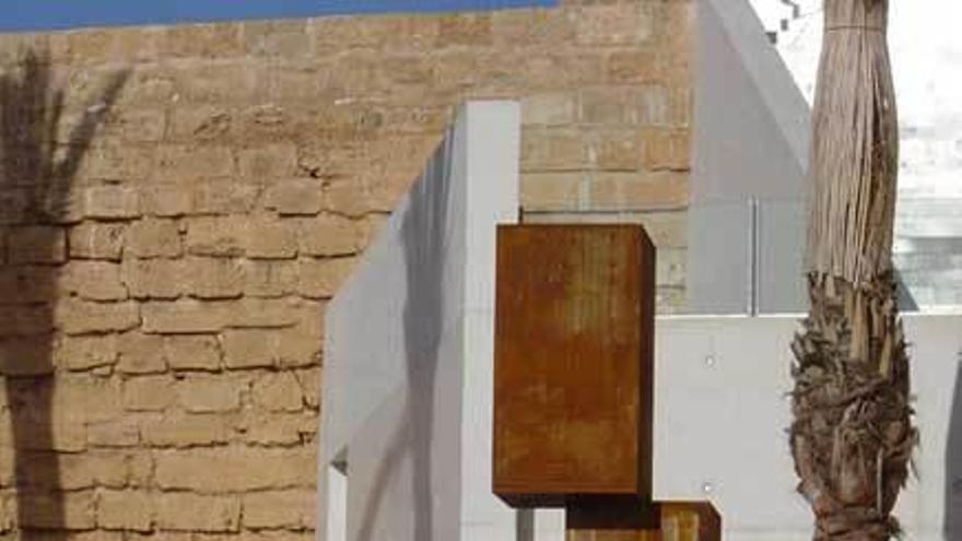 Eugenio López, junto a su escultura &quot;Carpe Diem II&quot;, que se exhibe en Es Baluard, el Museo de Arte Moderno y Contemporáneo de Palma de Mallorca.