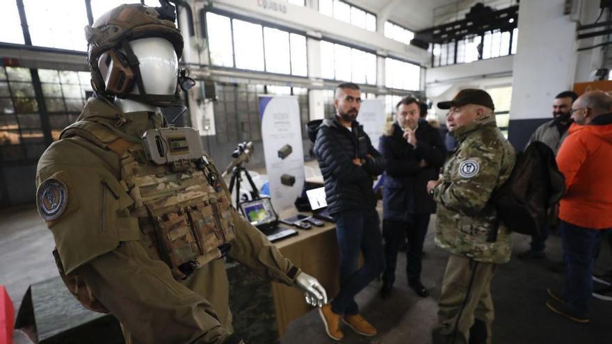 Un maniquí con uniforme militar, en una feria del sector de la defensa celebrada en la antigua Fábrica de Armas de Oviedo.