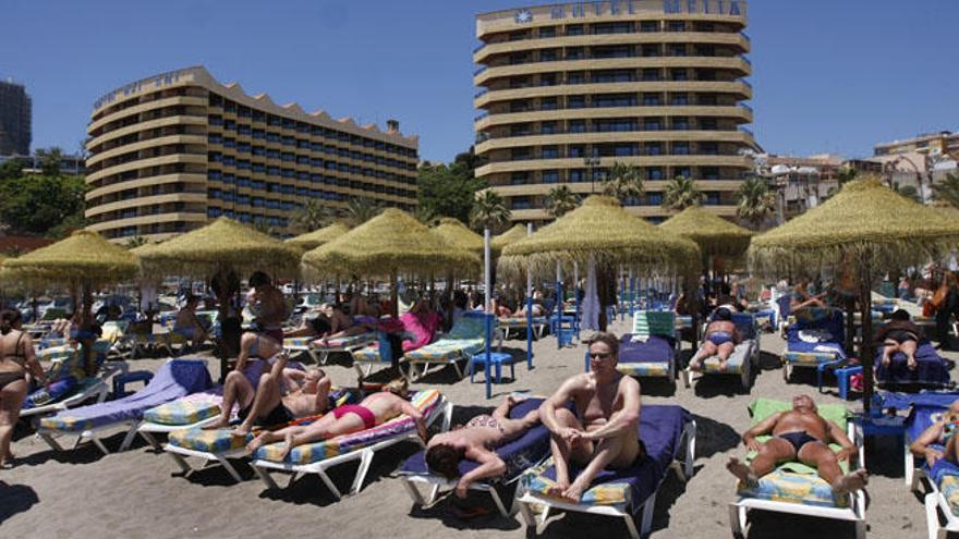 Turistas en una playa de Torremolinos durante el pasado verano.