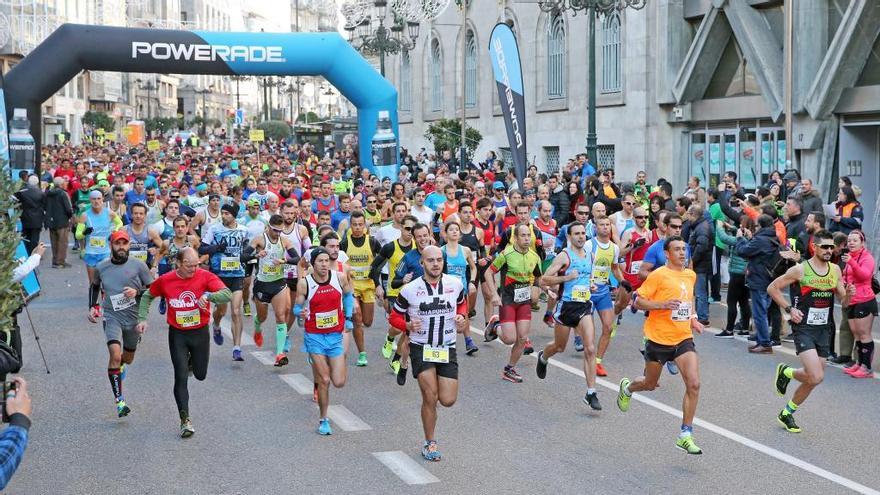 Un instante de la salida de la última edición del Medio Maratón de Vigo, en diciembre de 2017. // Marta G. Brea