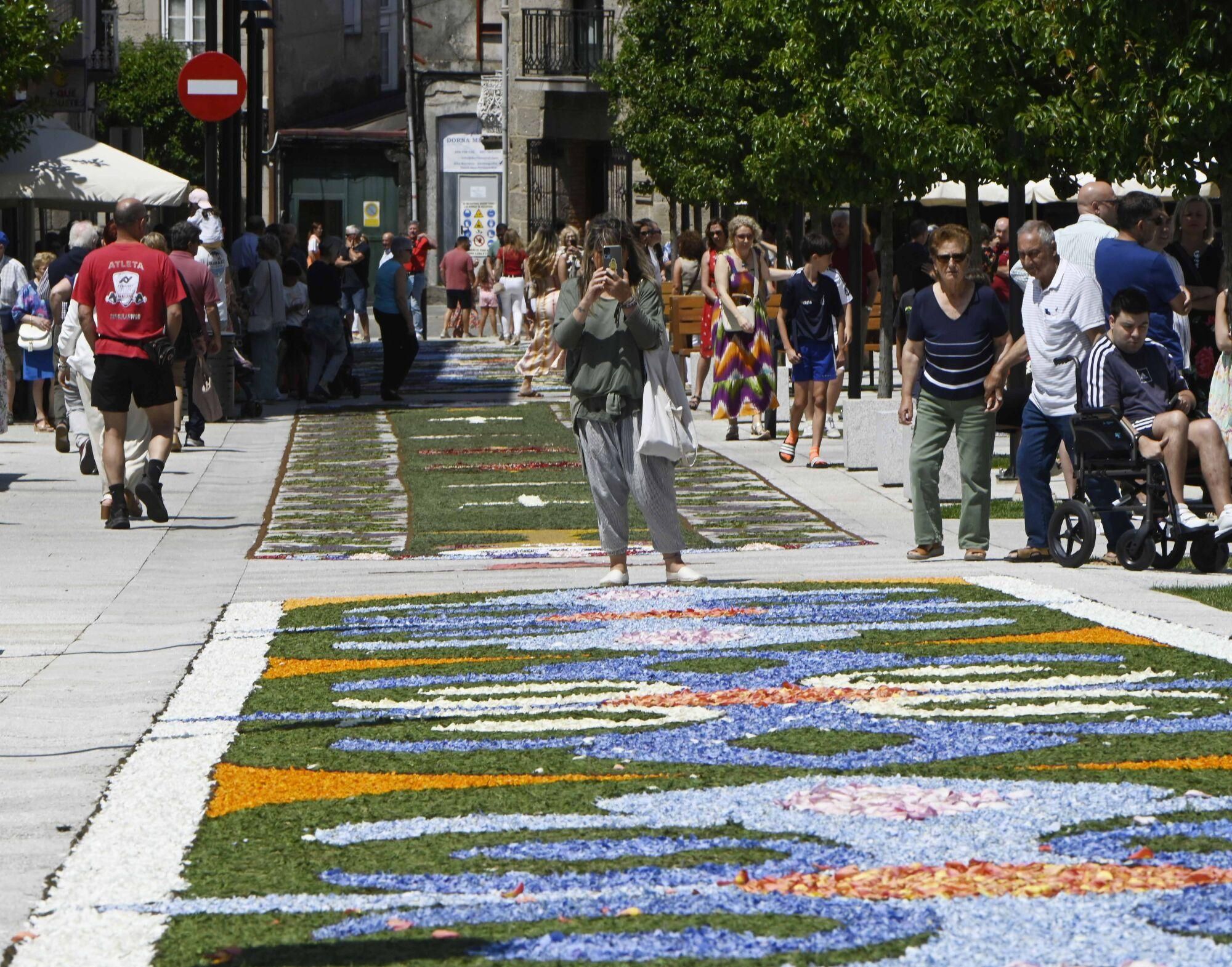 Los más de mil alfombristas de Gondomar desplegaron imaginación
con diseños tan curiosos como un retrato de David Bowie