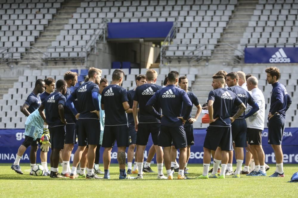 2.500 aficionados del Oviedo apoyan al equipo antes del derbi