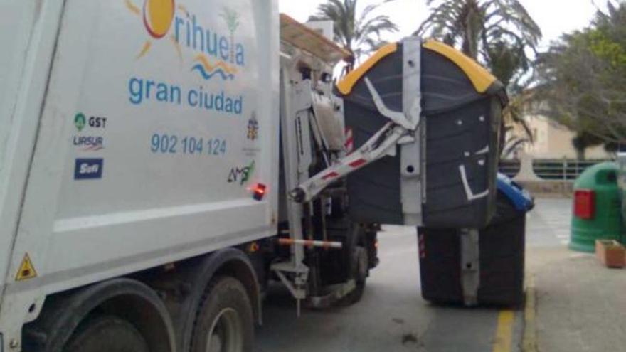 Una imagen de archivo de los camiones de basura en las calles de Orihuela.