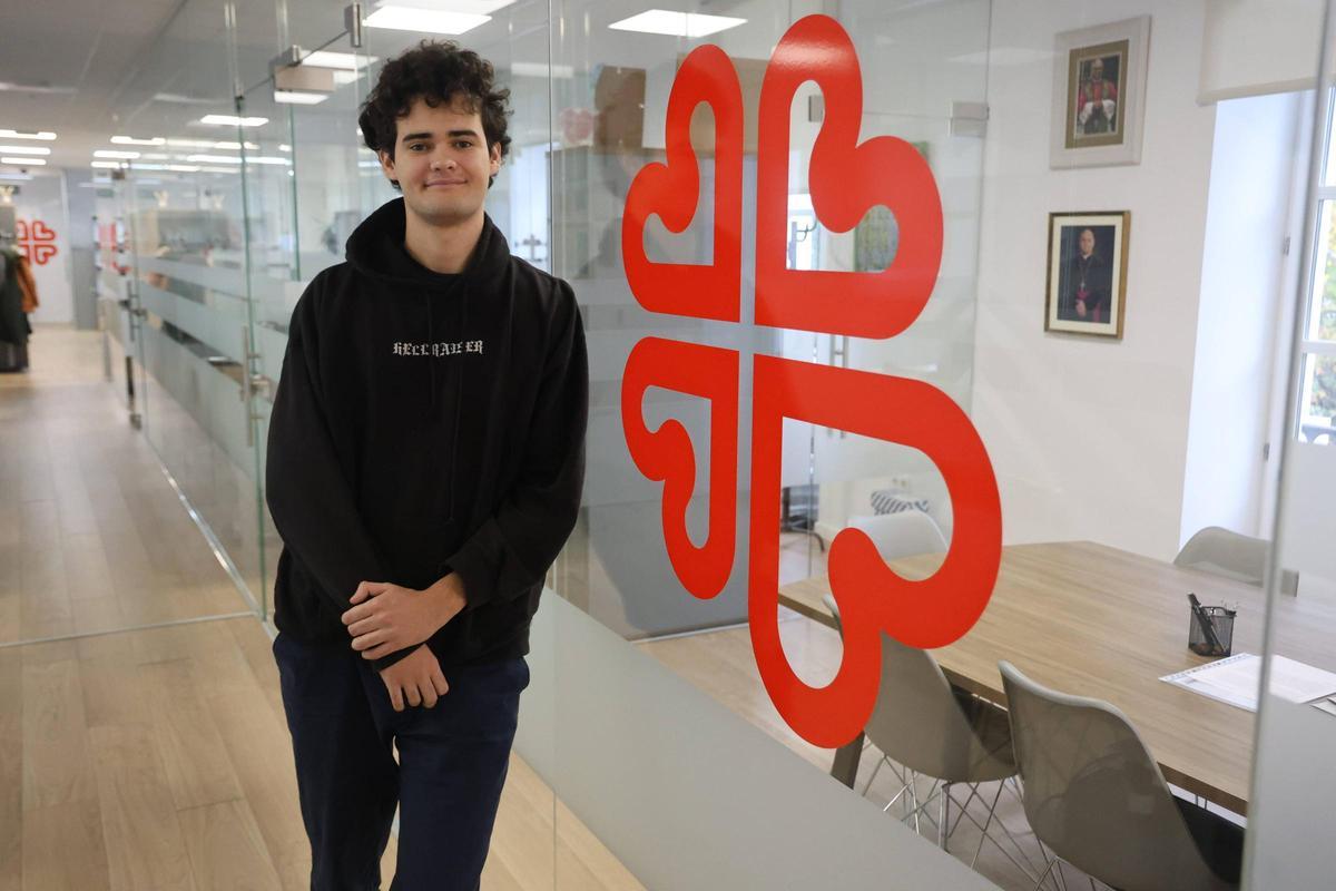 Javier Sanjurjo, junto al logotipo de Cáritas.