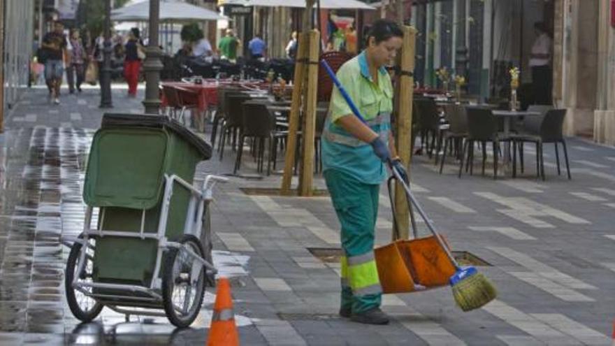 Una operaria de Inusa barre una zona del centro de la ciudad, que escapa al recorte del barrido, en una imagen de archivo.