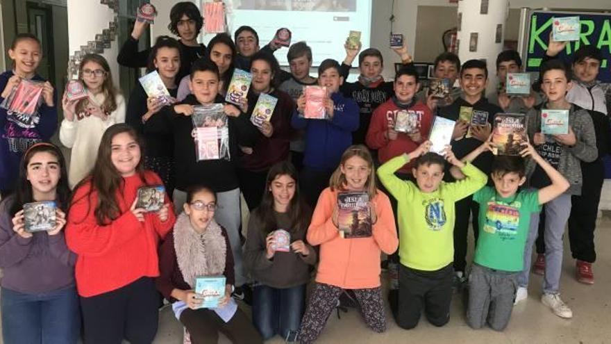 Alumnos de L&#039;Horta posan con juegos prestados por el colegio.