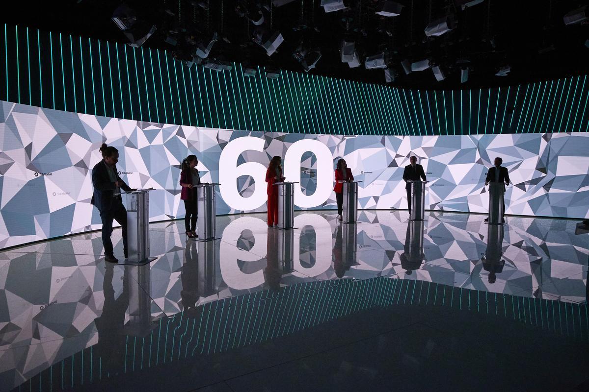 Los candidatos a la Presidencia de la Comunidad de Madrid Pablo Iglesias (Unidas Podemos), Rocío Monasterio (Vox), Mónica García (Más Madrid), Isabel Díaz Ayuso (PP), Ángel Gabilondo (PSOE) y Edmundo Bal (Cs), minutos antes del debate a seis organizado en Telemadrid, este 21 de abril.