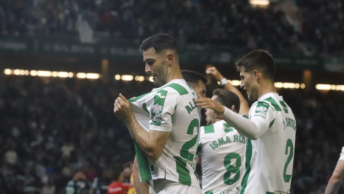 Carlos Albarrán besó el escudo del Córdoba CF tras su gol ante el Sporting.
