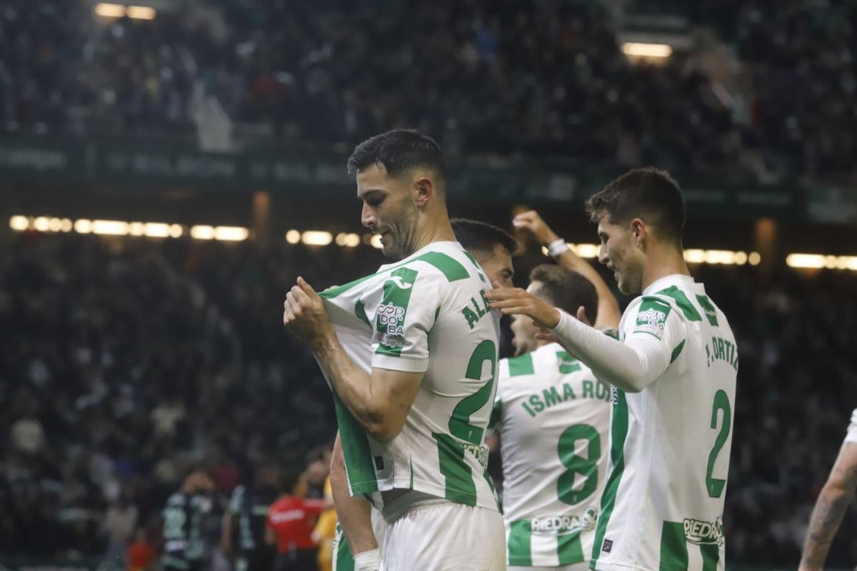Carlos Albarrán besó el escudo del Córdoba CF tras su gol ante el Sporting.
