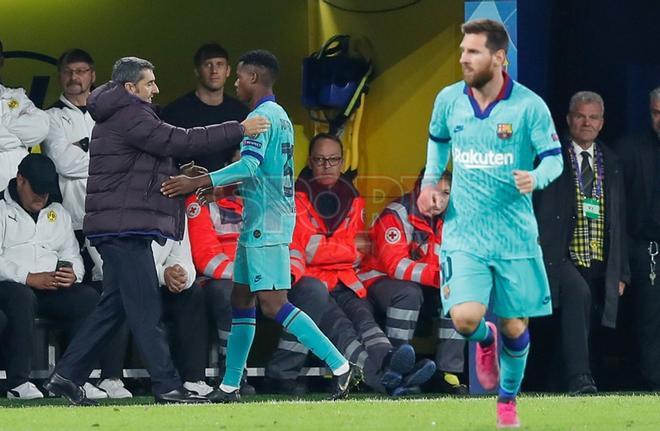 Leo Messi entra en sustitución de Ansu Fati durante el partido entre el Borussia Dortmund y el FC Barcelona de Liga de Campeones y disputado en el Signal Iduna Park en Dortmund.