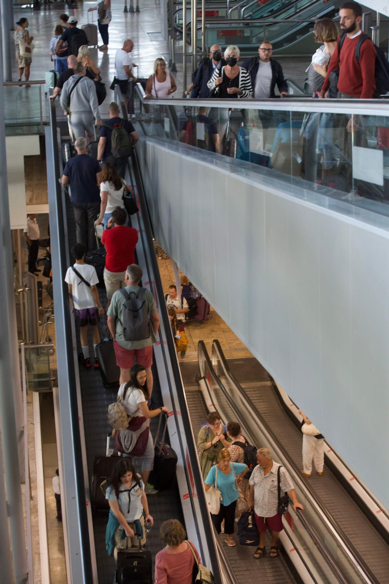 Turistas subiendo hacia la planta para salir de la terminal.