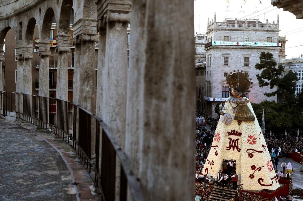 La Mare de Déu luce su manto en la Plaza de la Virgen