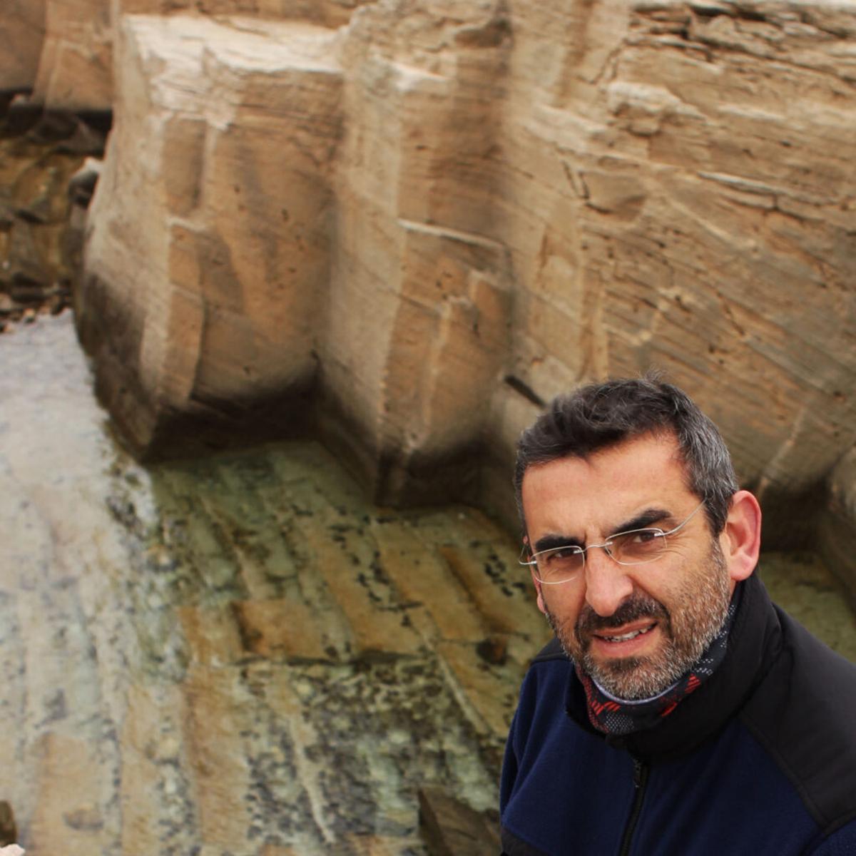 «La posidonia en la orilla no es un residuo; es un escudo que protege a la playa»