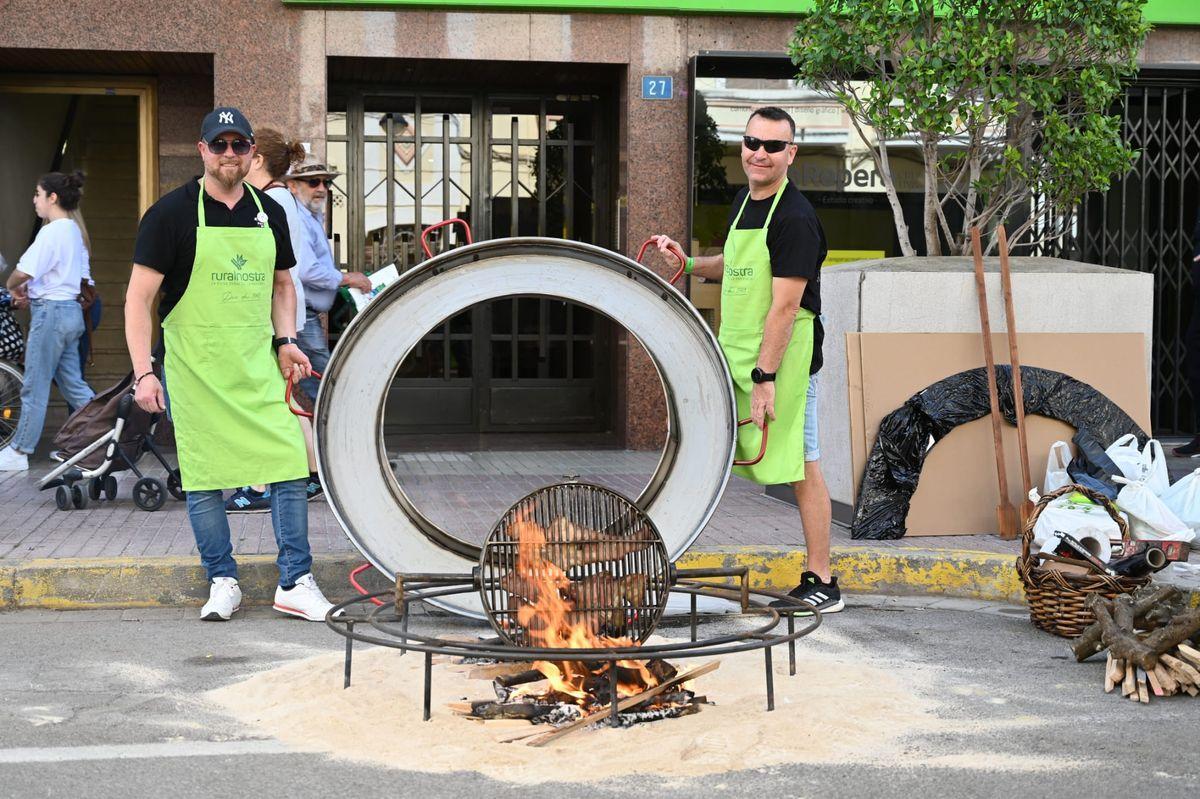 Roberto Bort (izquierda) muestra junto a un compañero de la peña No Problem la paella en forma de donuts que ha ideado para el concurso celebrado hoy.