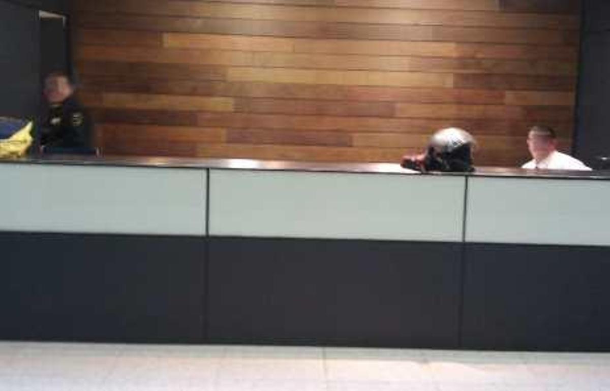 Un trabajador de la Tesorería (derecha) controla el acceso.