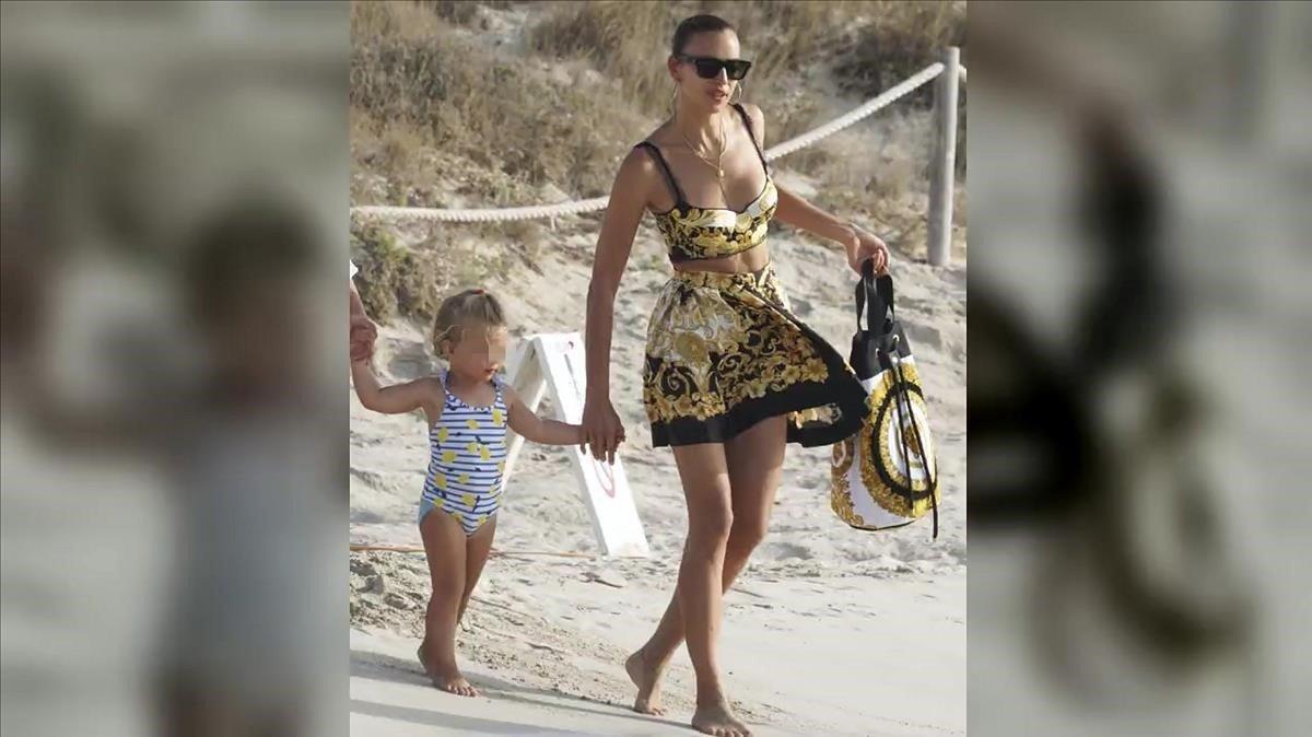 lmmarco49458298 model irina shayk with her daughter lea cooper on holidays i190816133735