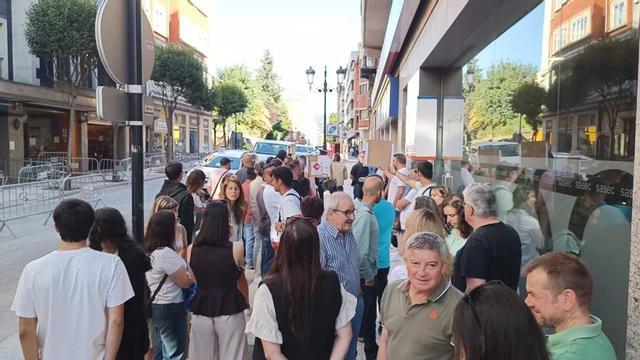 Concentración de los trabajadores de Corteva a la puerta del SASEC, en Oviedo.  |