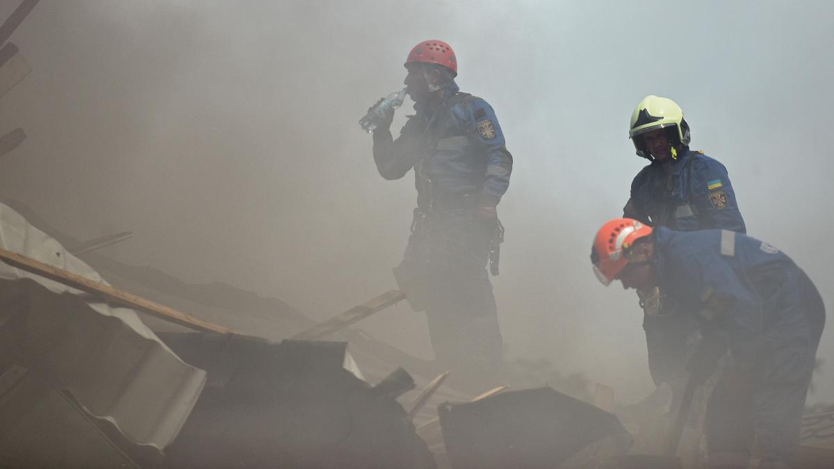 Trabajadores del equipo de rescate entre humo tras un ataque achacado a Rusia contra un hospital infantil en Kiev.