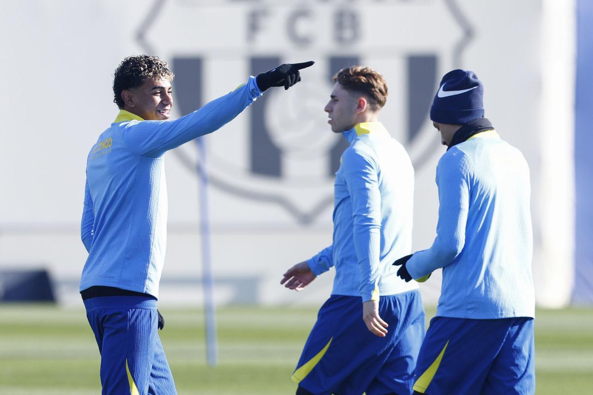 Lamile Yamal habla con Fdermín y Raphinha al comienzo del entrenamiento previo a la Copa.