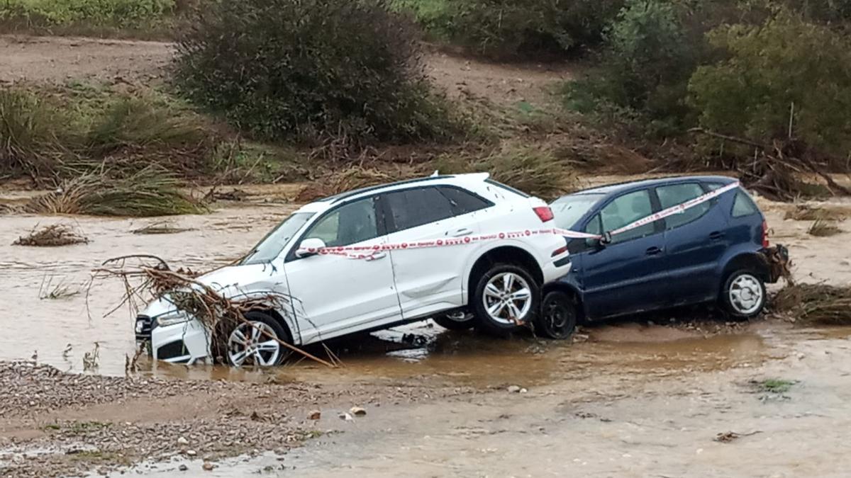 Les fortes pluges d'aquesta nit arrosseguen dos cotxes des de Monells a Corçà