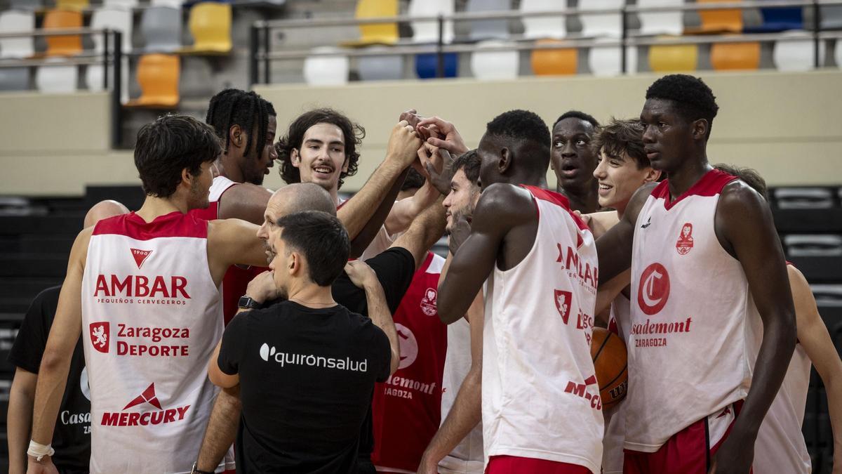 Jugadores y cuerpo técnico del Casademont U22, durante un entrenamiento en el Siglo XXI.