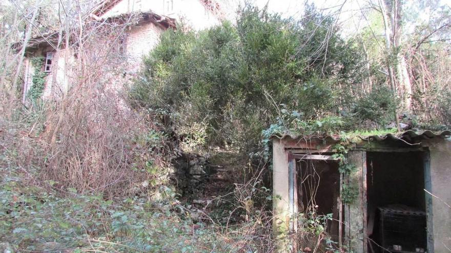 Aspecto que presentaba ayer la vivienda ubicada en la finca de Cuetu Cardín, en Lledías (Llanes).