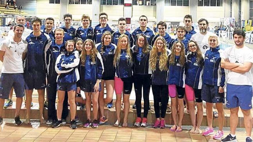 Los equipos masculino y femenino del CN Palma posan en Madrid tras finalizar la Copa de España.