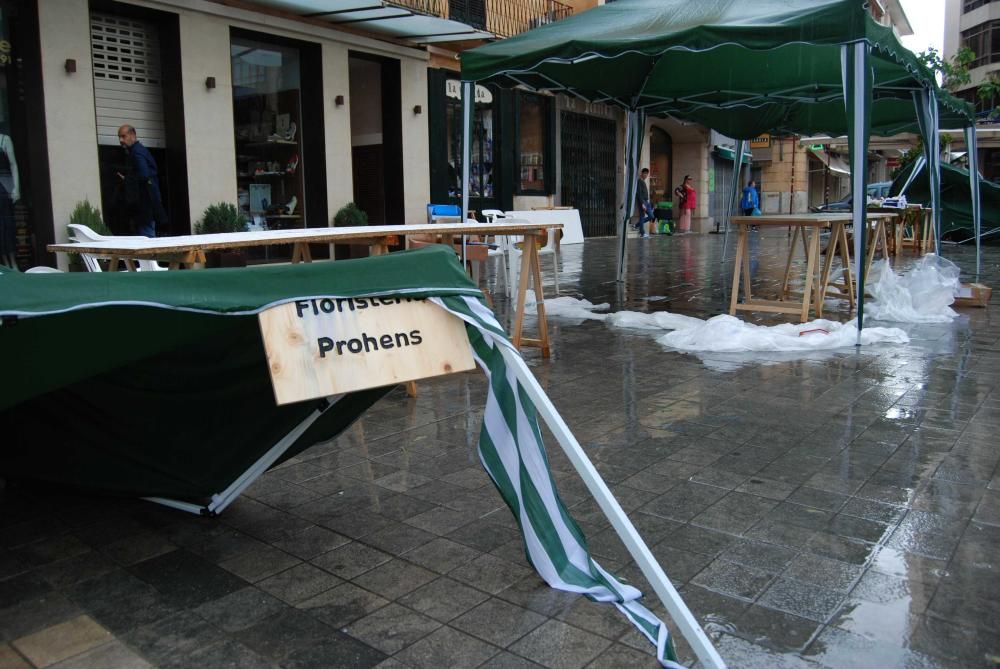 Ein lokales Unwetter hat am Freitag (22.4.) die Bücherstände zerstört, die aus Anlass des Sant Jordi-Tages am Samstag auf der Plaça d'Espanya in Inca aufgebaut worden waren.